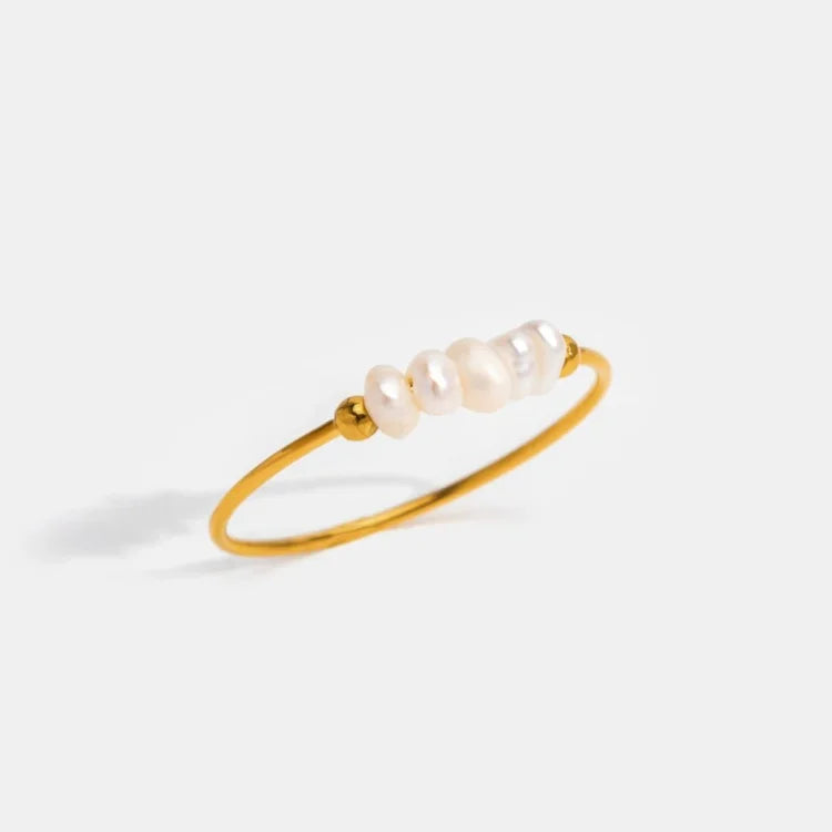 Gold-coloured pearl ring with white pearl detail