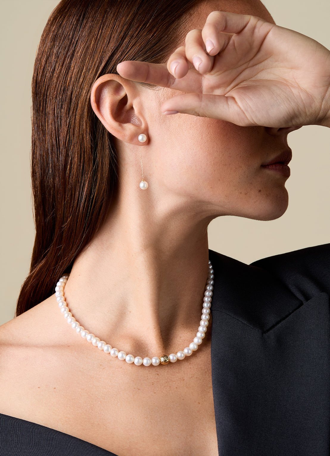Yellow-gold earring pendant with a linked chain and round white pearl