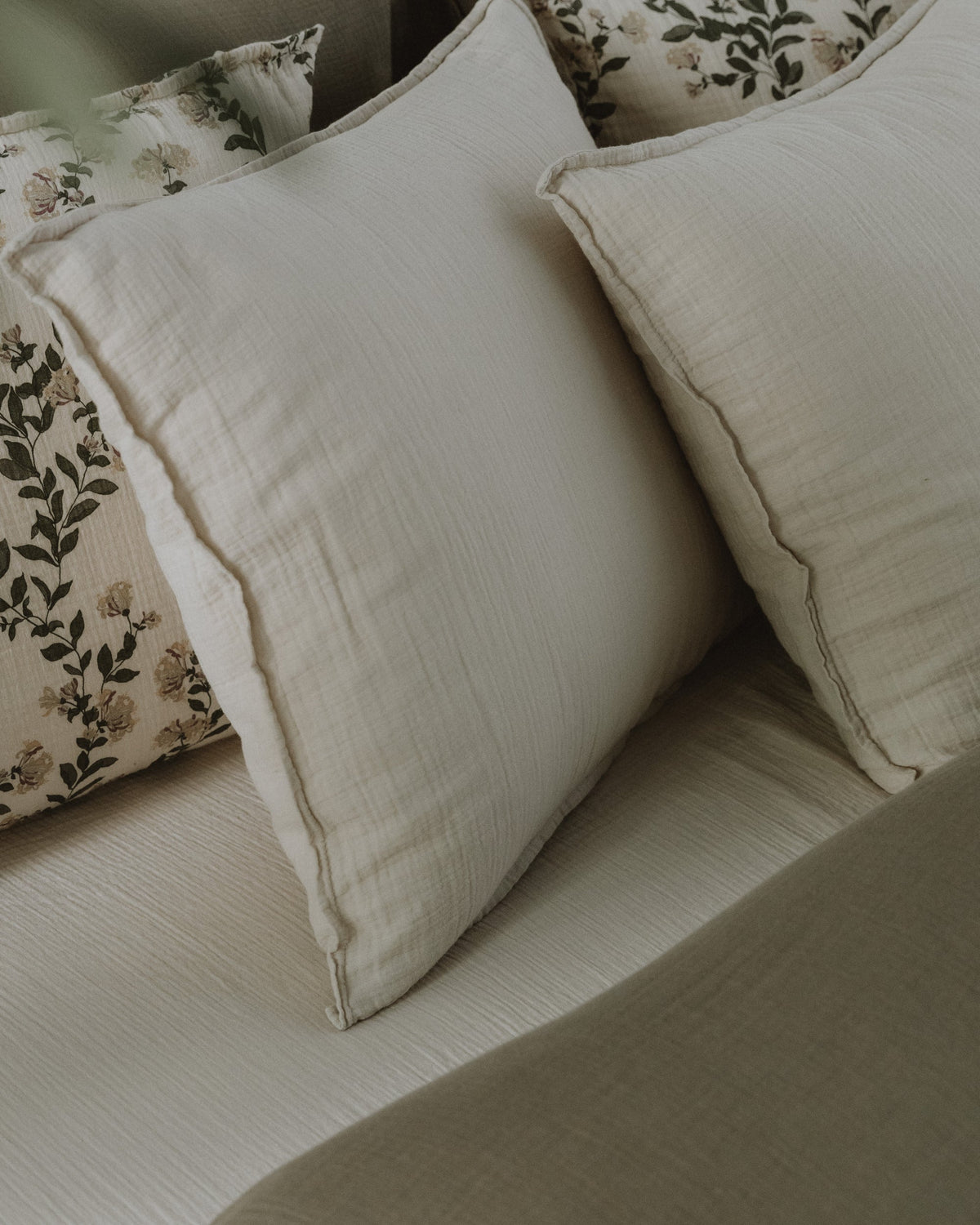Beige textured muslin pillowcase with piped edging