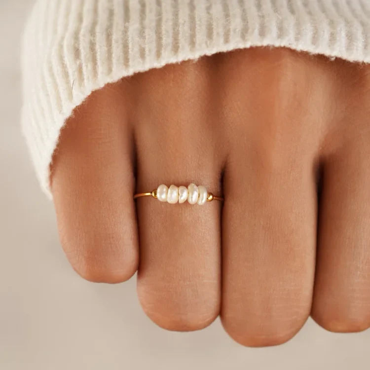 Gold-coloured pearl ring with white pearl detail