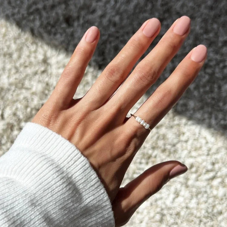 Gold-coloured pearl ring with white pearl detail