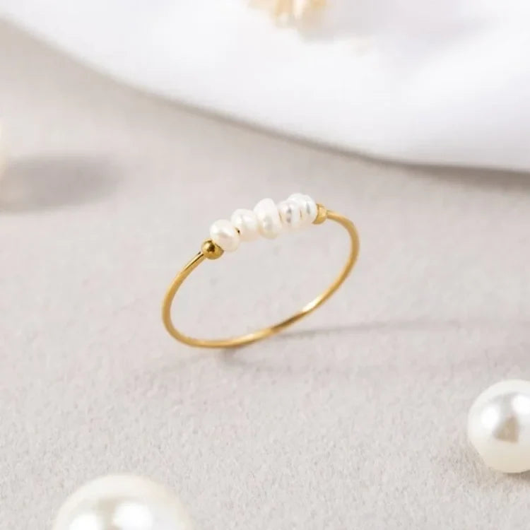 Gold-coloured pearl ring with white pearl detail