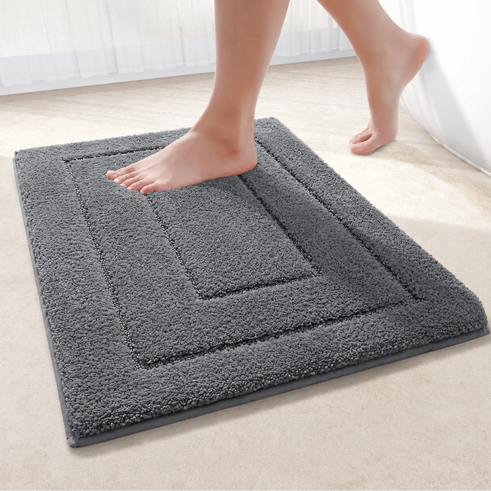 Textured rectangular non-slip microfibre bath mat with raised border