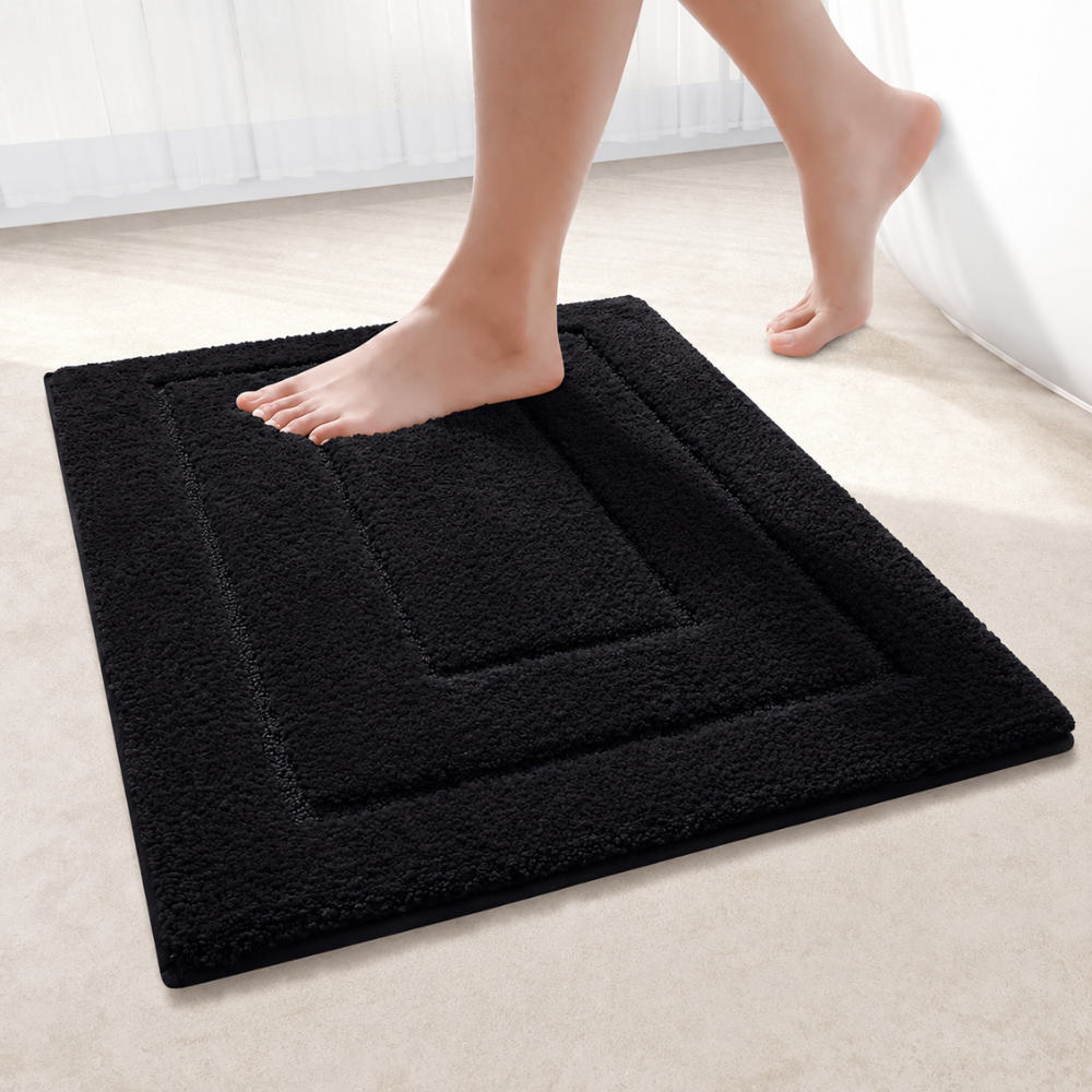 Textured rectangular non-slip microfibre bath mat with raised border