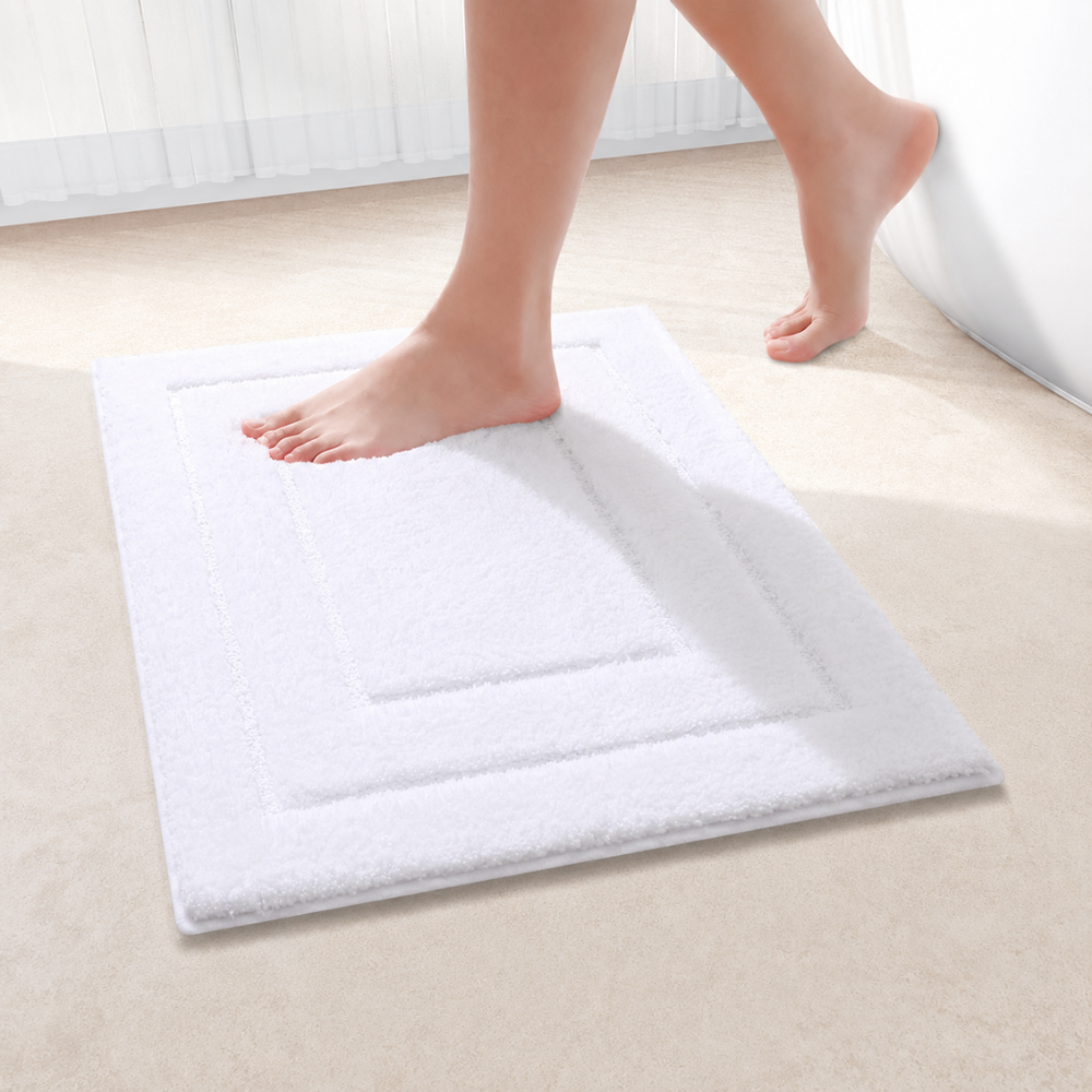 Textured rectangular non-slip microfibre bath mat with raised border