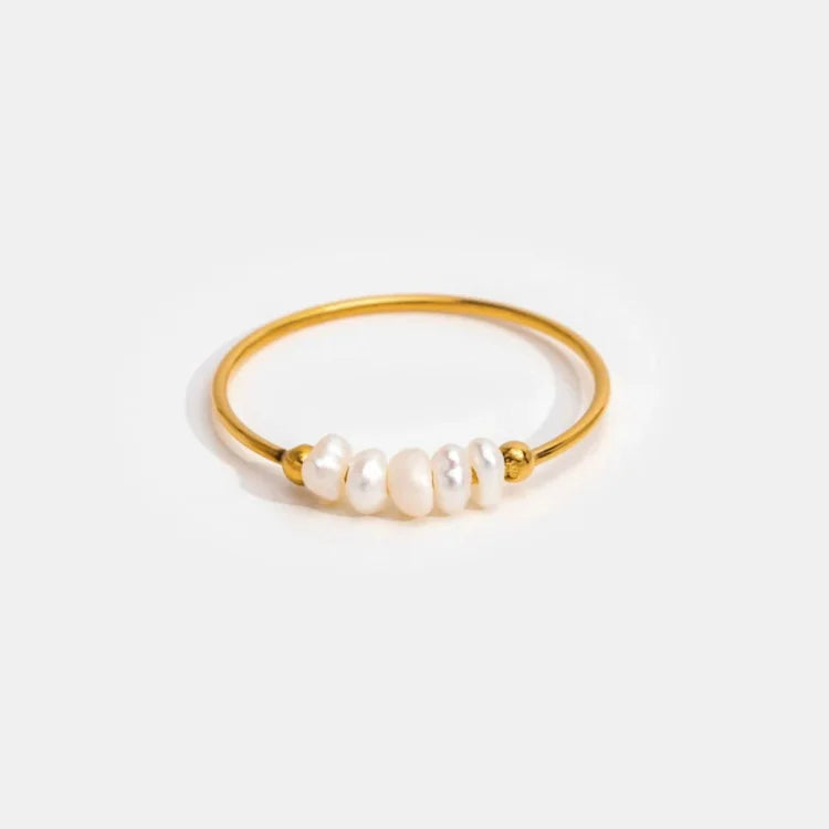 Gold-coloured pearl ring with white pearl detail