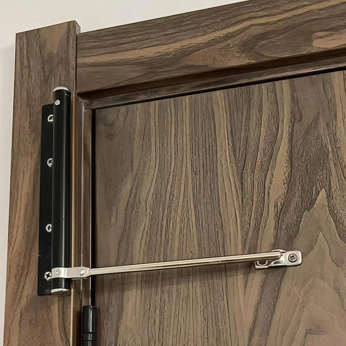 Surface-mounted door closer with long linking arm fitted to a door