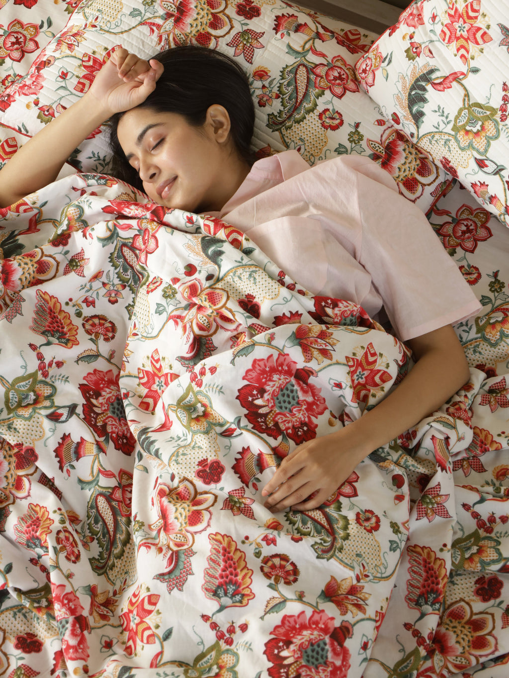 Four-piece floral bedding set with bedsheet, summer blanket and pillow covers