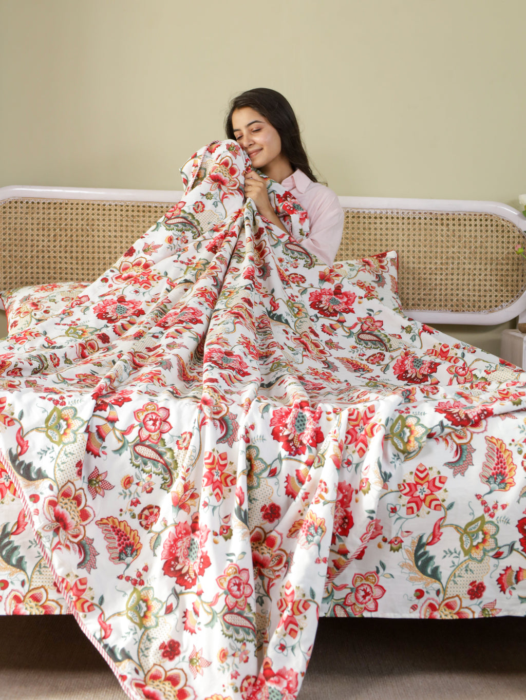 Four-piece floral bedding set with bedsheet, summer blanket and pillow covers