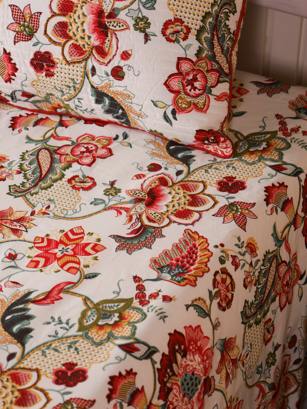 Four-piece floral bedding set with bedsheet, summer blanket and pillow covers