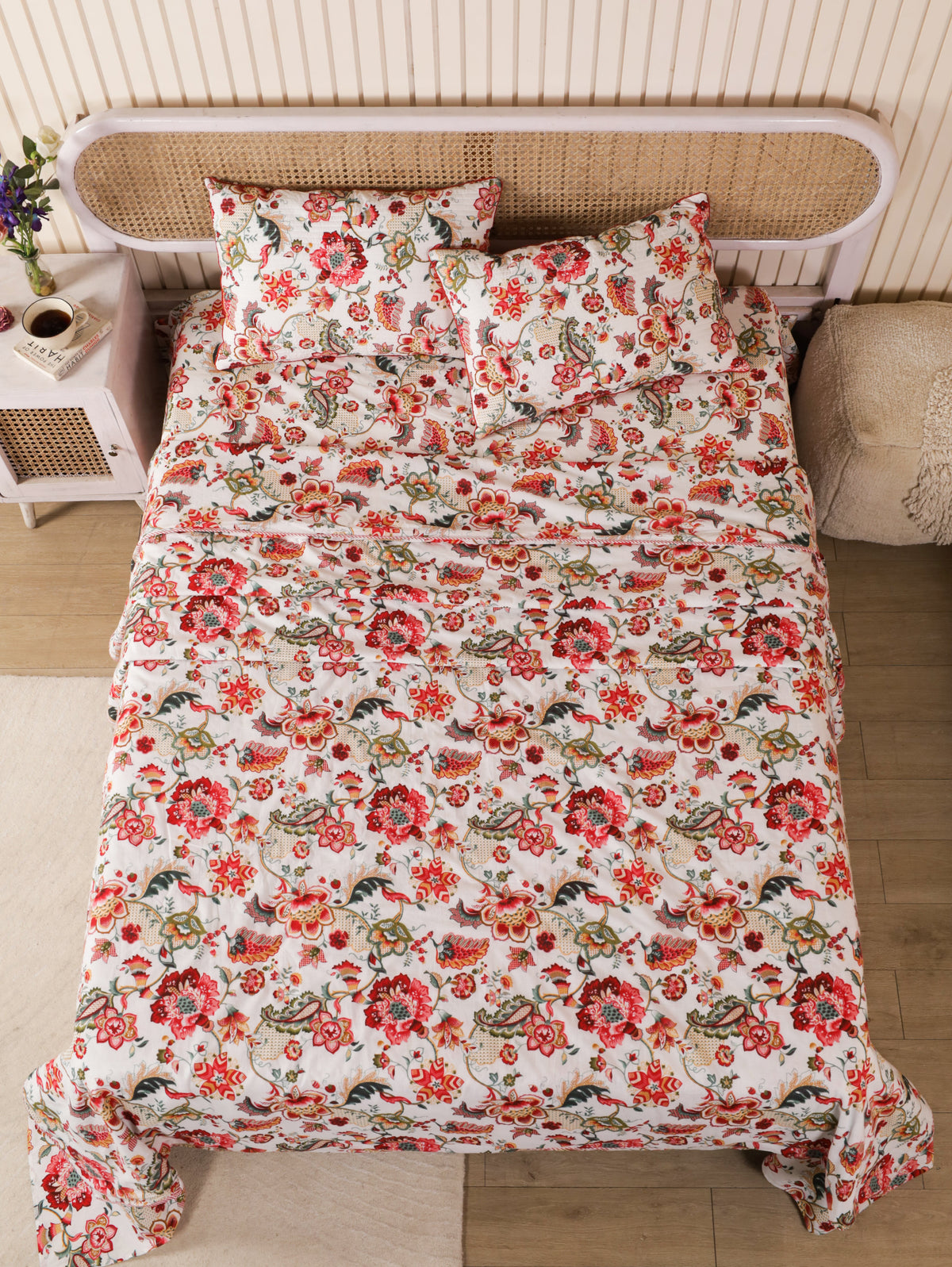 Four-piece floral bedding set with bedsheet, summer blanket and pillow covers