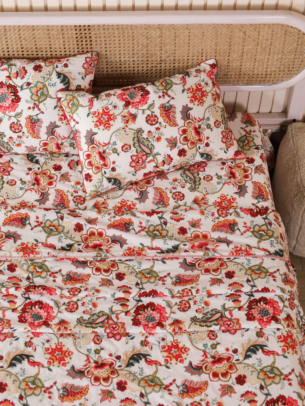 Four-piece floral bedding set with bedsheet, summer blanket and pillow covers