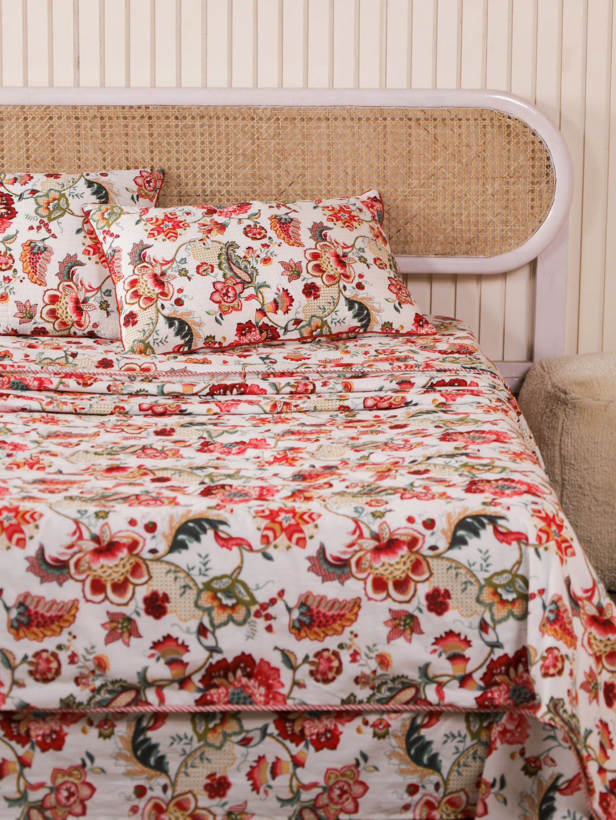 Four-piece floral bedding set with bedsheet, summer blanket and pillow covers