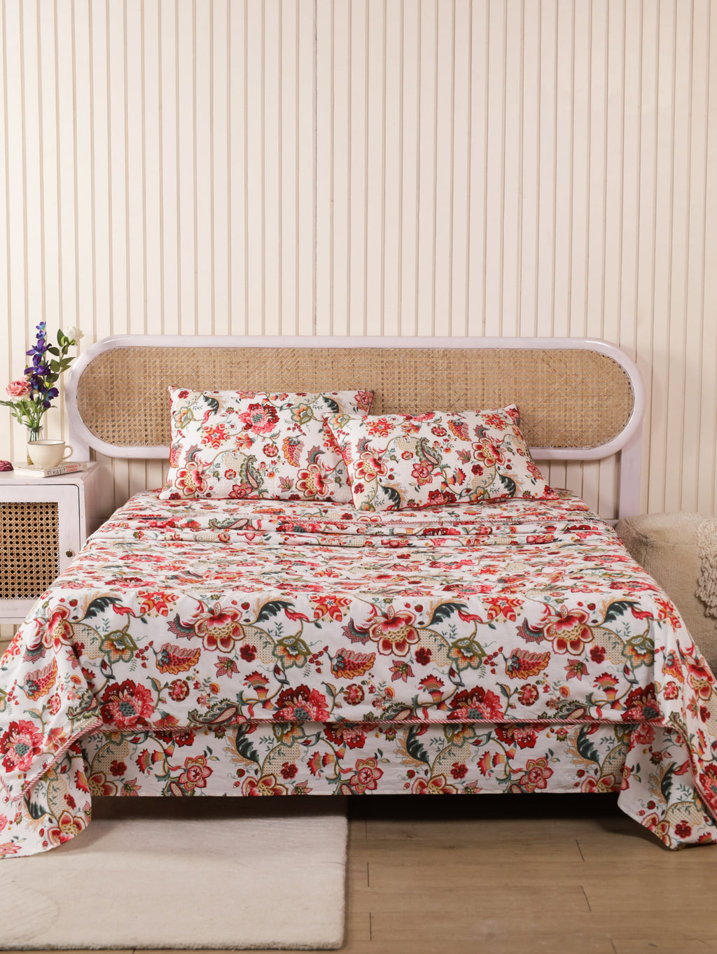 Four-piece floral bedding set with bedsheet, summer blanket and pillow covers