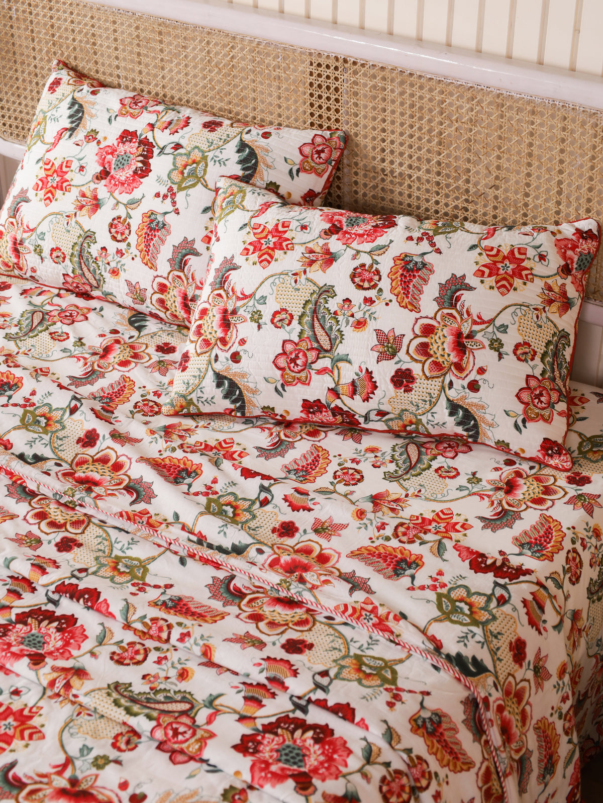 Four-piece floral bedding set with bedsheet, summer blanket and pillow covers