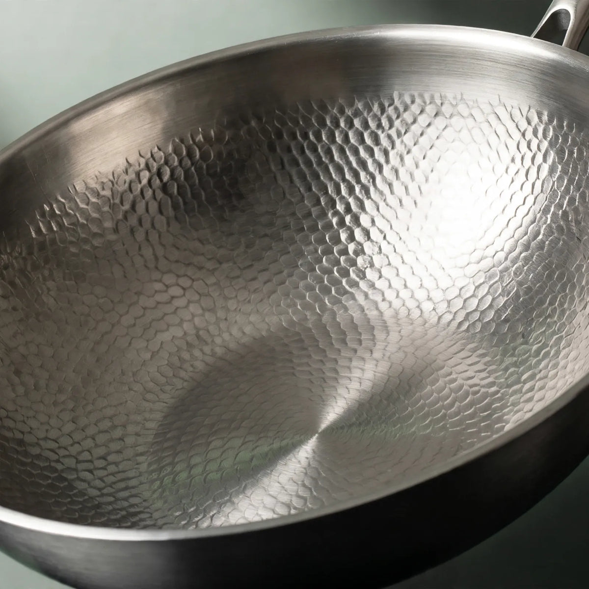 Kelvane - Flat-Base Wok With Curved Walls Stir-Frying Vegetables, Noodles And Rice Over High Heat