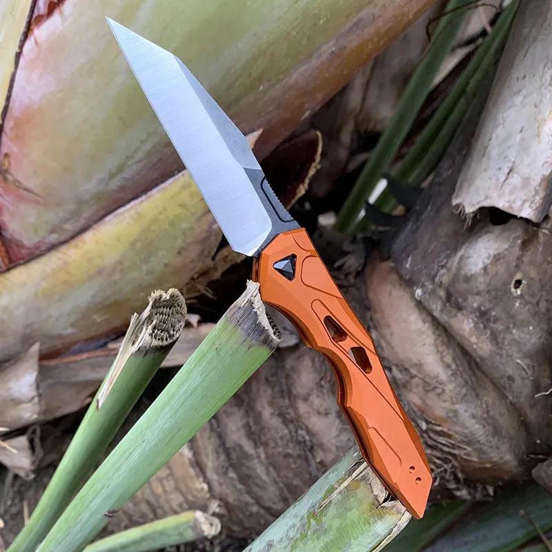 Folding utility knife with Wharncliffe blade and pocket clip