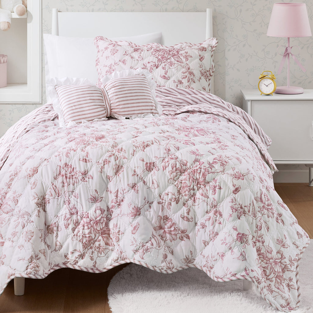 Floral quilt set with ruffle edge and decorative pillow