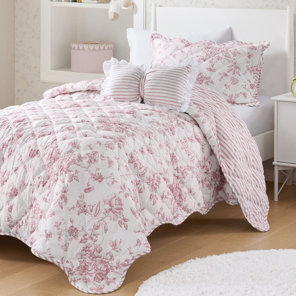 Floral quilt set with ruffle edge and decorative pillow