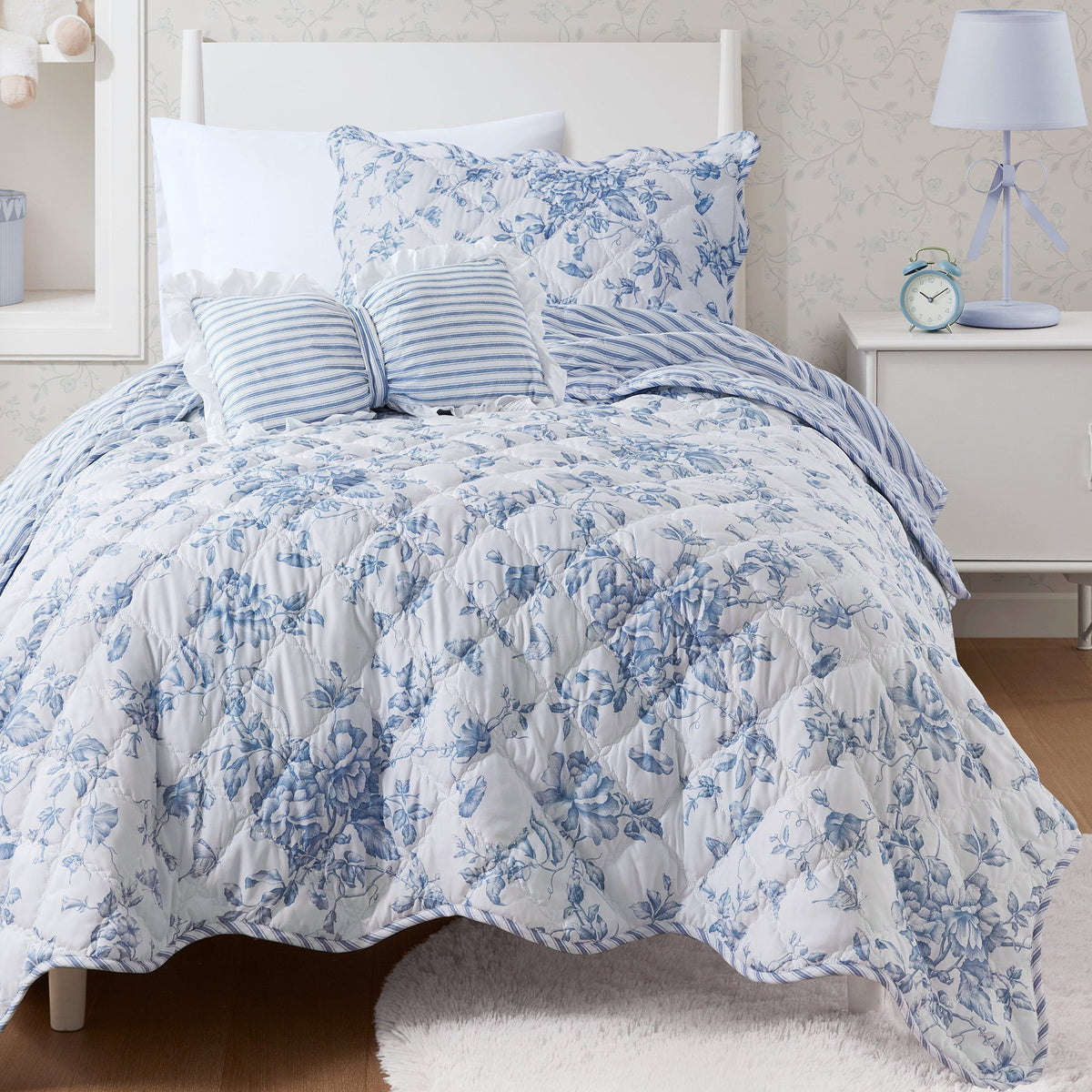 Floral quilt set with ruffle edge and decorative pillow