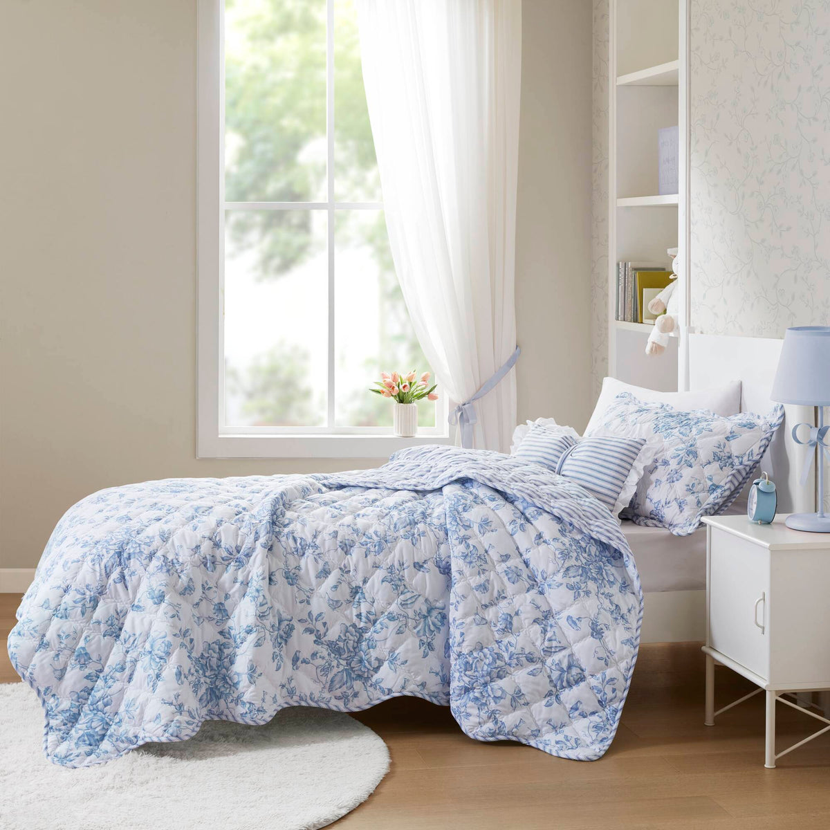 Floral quilt set with ruffle edge and decorative pillow