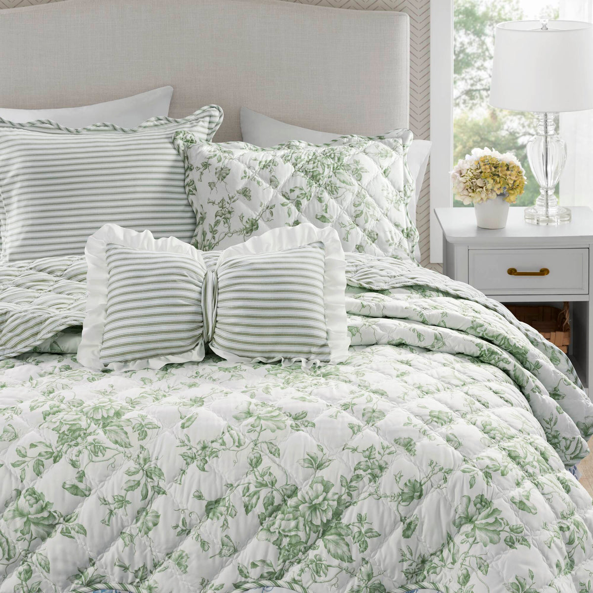 Floral quilt set with ruffle edge and decorative pillow