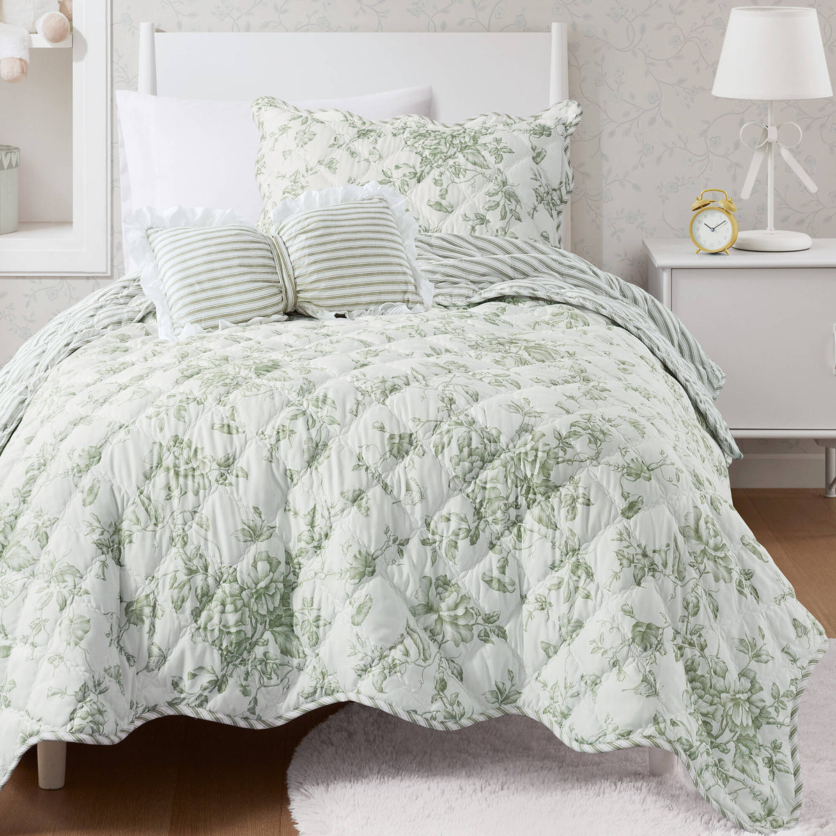 Floral quilt set with ruffle edge and decorative pillow