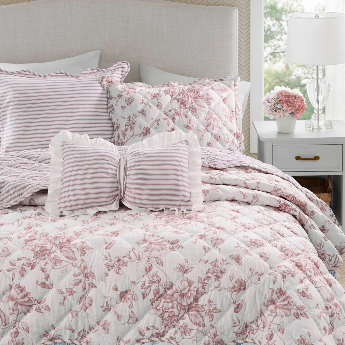Floral quilt set with ruffle edge and decorative pillow