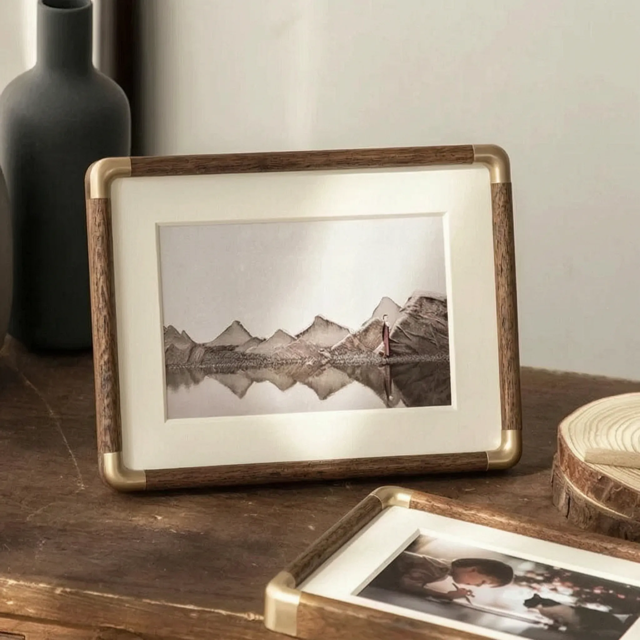 Memoris - Classic Freestanding Photo Frame Displaying Wedding Memories