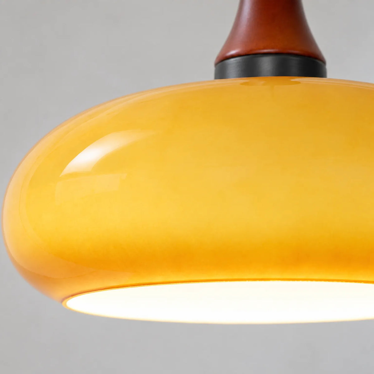 Pendaro - Vintage-Style Glass Pendant Lamp Illuminating Dark Corners