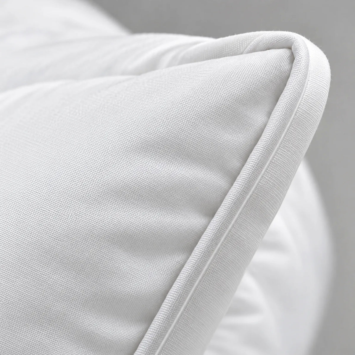 Plumoso - Tufted Down Pillow Supporting The Neck