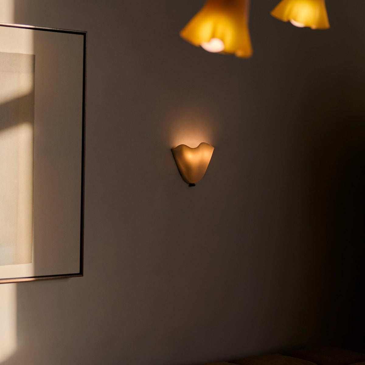Retro scalloped glass wall light with shell-inspired shade