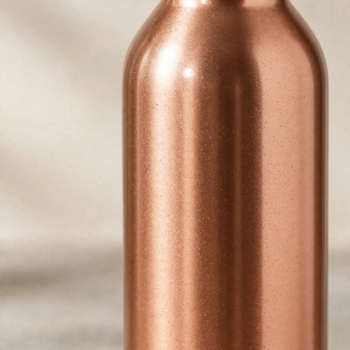 Smooth copper drinking bottle with ribbed neck and screw-on lid