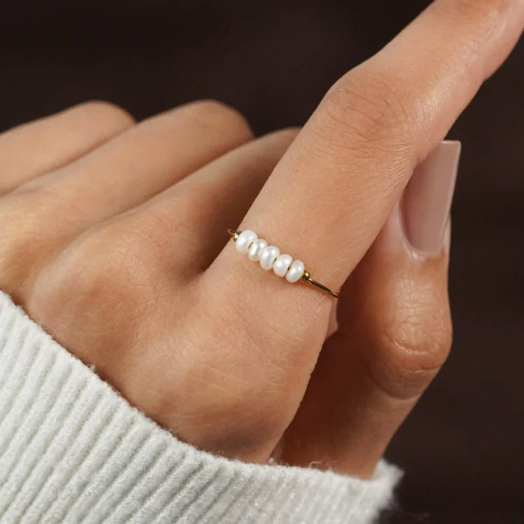Gold-coloured pearl ring with white pearl detail