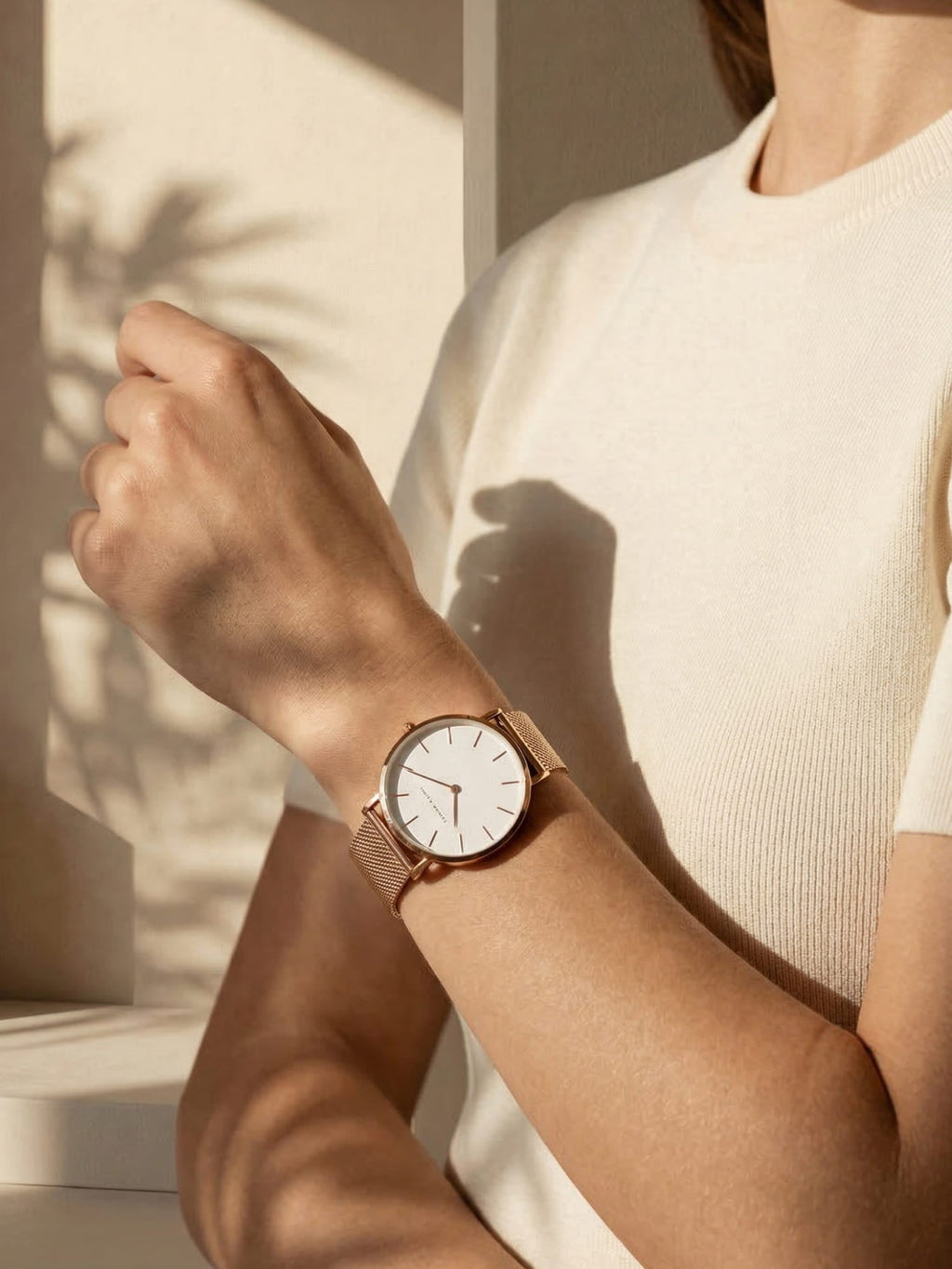 Analogue watch with round dial and textured mesh-style strap