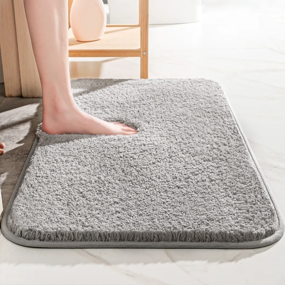 Plush rectangular bathroom mat with soft pile, rounded corners and bound edging